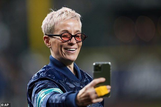 Megan Rapinoe macht ein Selfie, bevor sie am Mittwoch den zeremoniellen ersten Pitch wirft