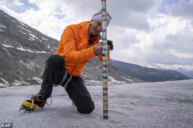 Der Leiter des Schweizer Gletschermessnetzwerks GLAMOS, Matthias Huss, überprüft die Dicke des Rhonegletschers bei Goms, Schweiz