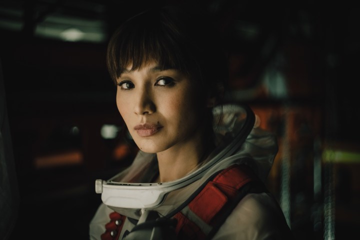 Gemma Chan trägt in The Creator einen Raumanzug.