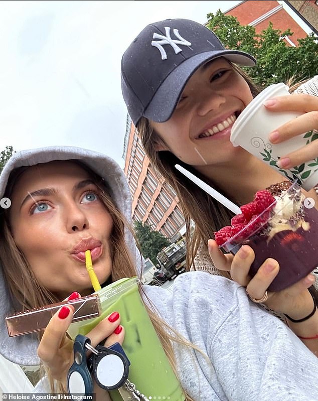 Carlos Model-Schwester Heloise (links) wurde in London beim Trinken eines grünen Safts abgebildet, während Emma eine Acai-Schüssel und einen Kaffee genoss