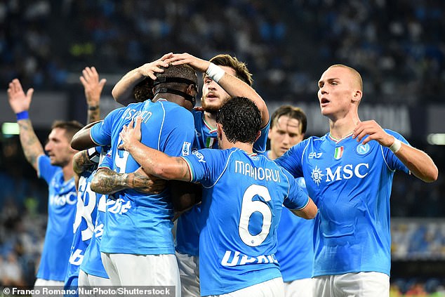 Der nigerianische Star (Mitte, maskiert) erzielte gegen Udinese ein Tor, weigerte sich jedoch, sein Tor zu feiern