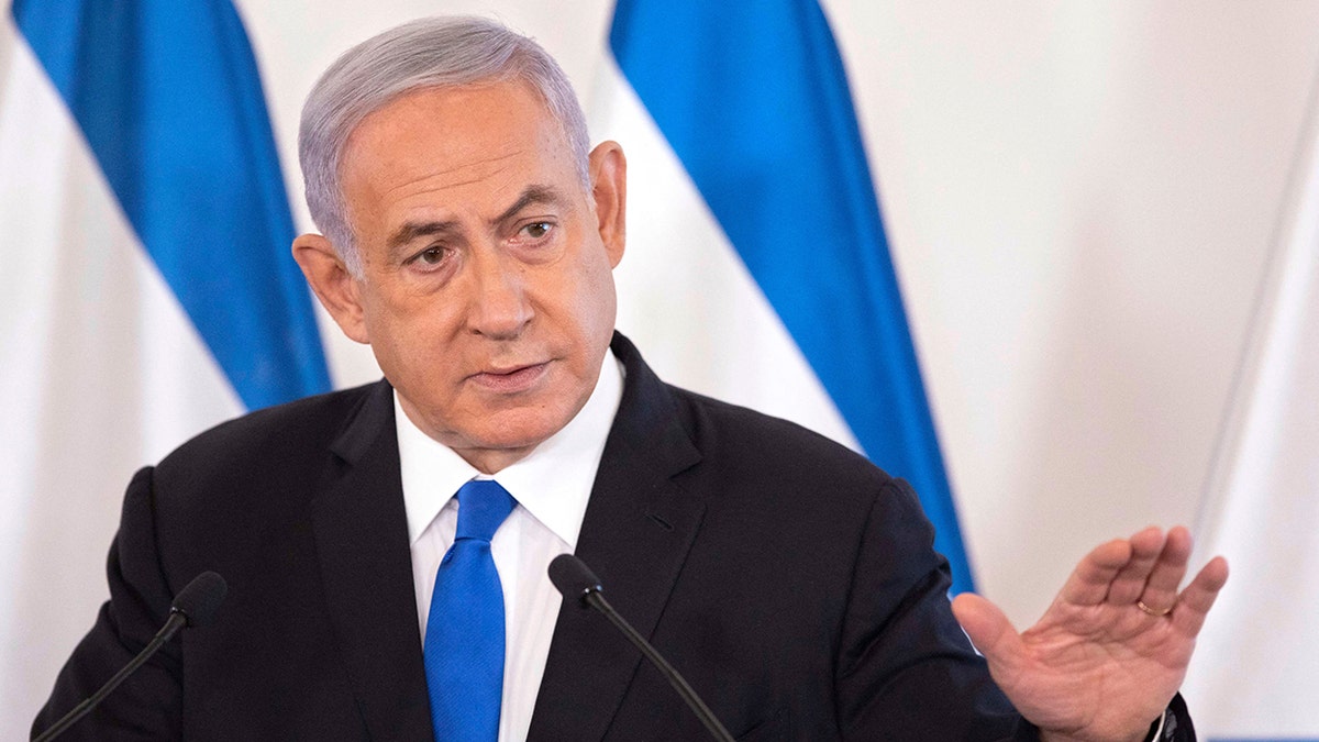 Netanyahu spricht am Podium