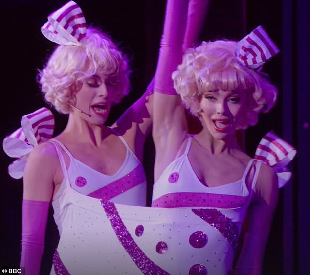 Eine der Darstellerinnen, Tooney (rechts), kommt zu dem Entschluss, das Moulin Rouge nach 12 Jahren zu verlassen