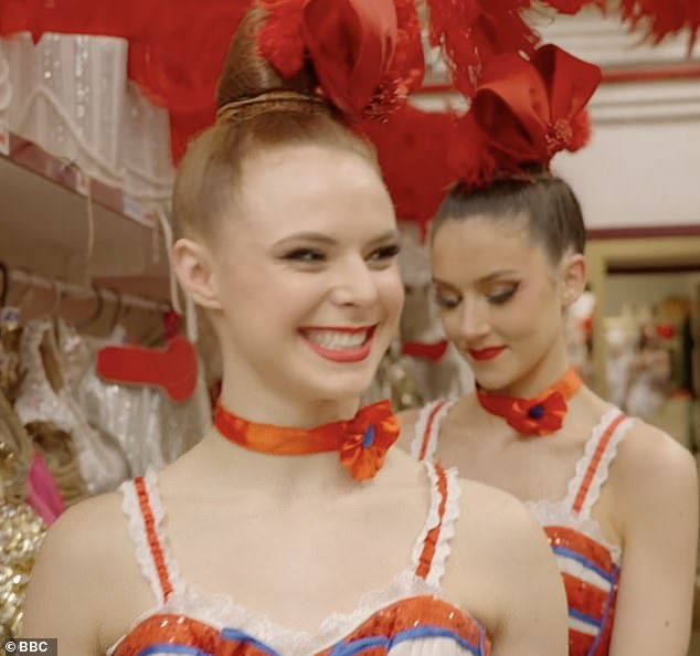 In der ersten Folge der Dokumentation stellt Janet einige ihrer Tänzer im Moulin Rouge vor – fast alle Künstler stammen aus Großbritannien