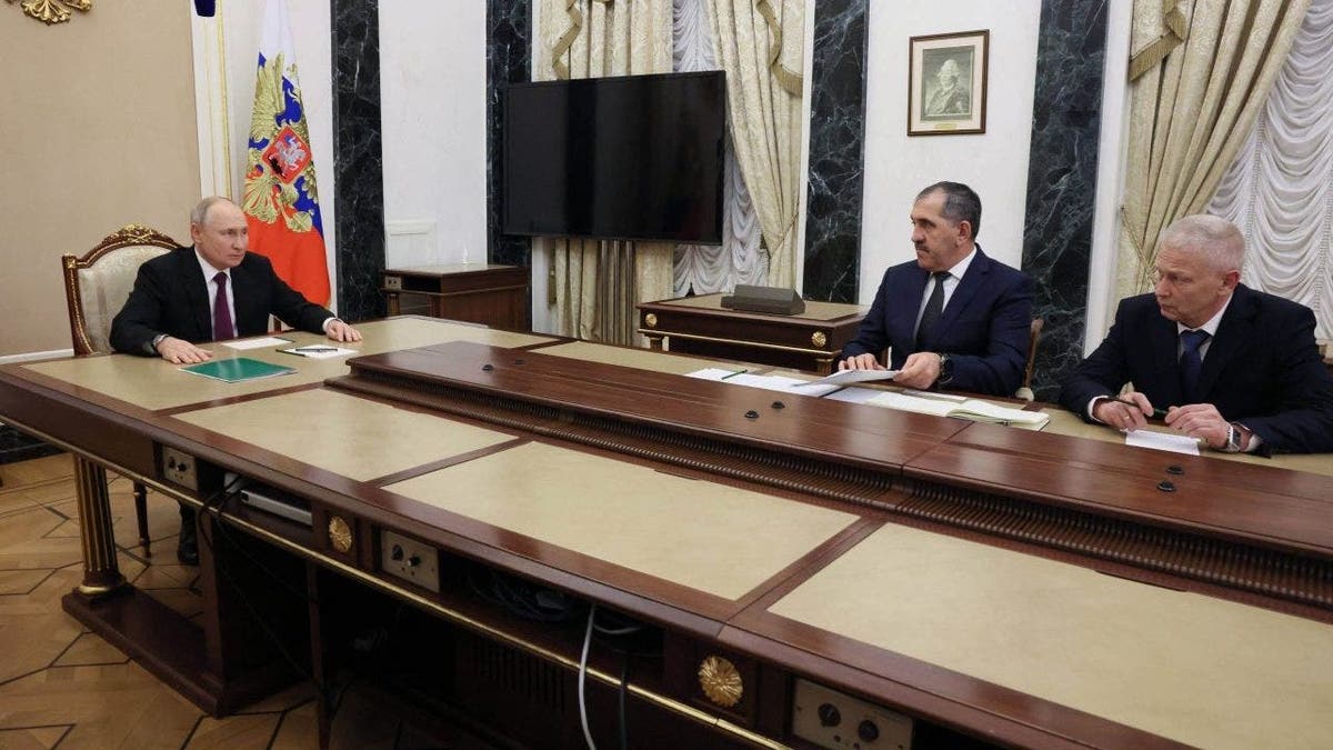 Der russische Präsident Wladimir Putin trifft sich mit Troschew
