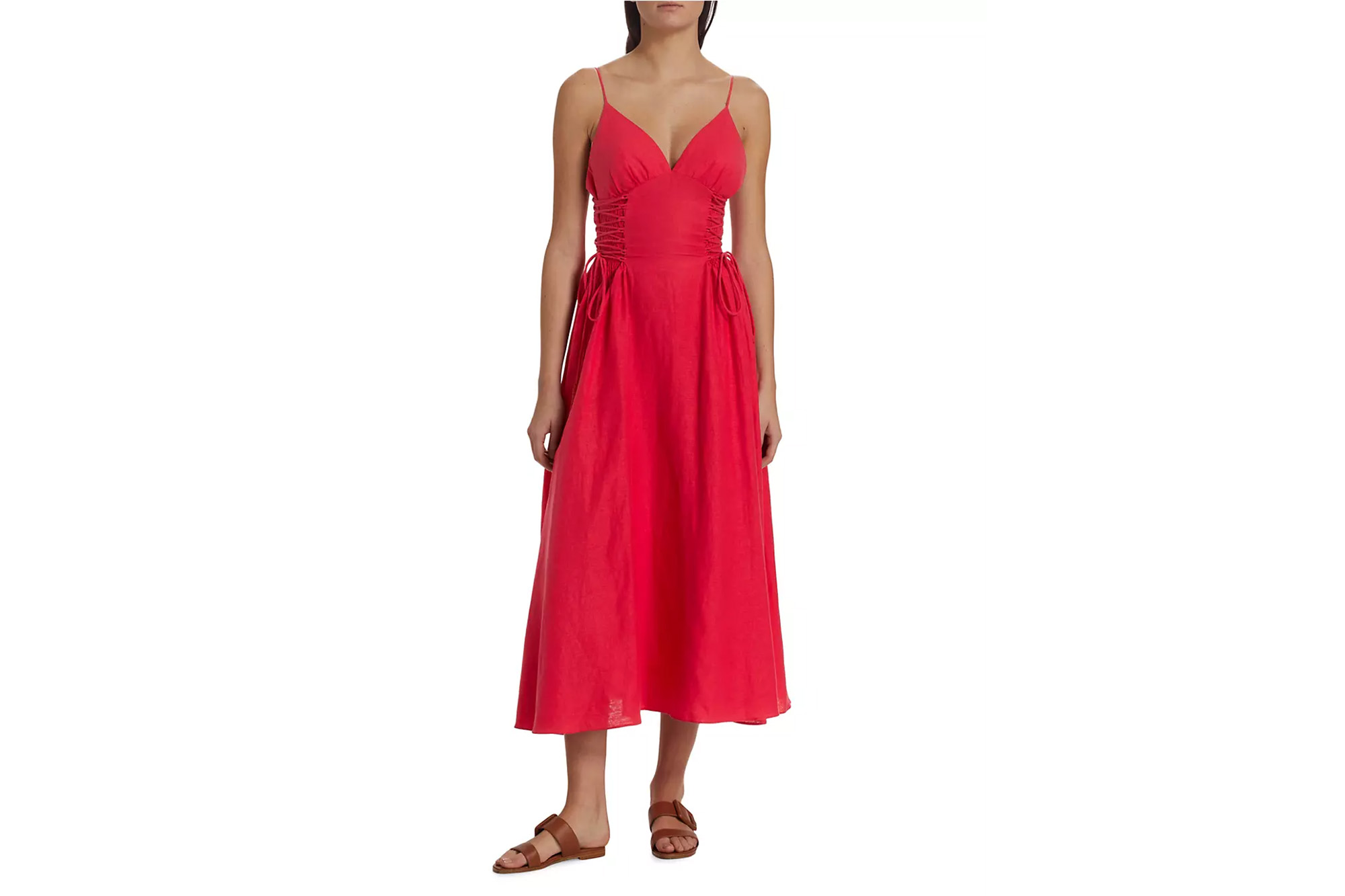 Ein Model in einem roten Kleid