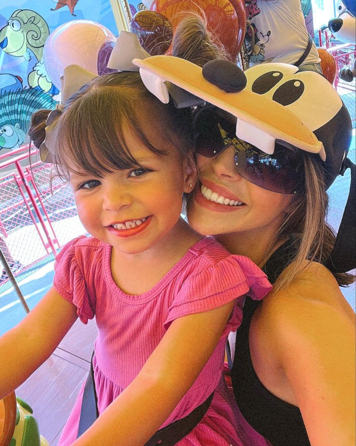 Scheana Shay überwindet ihre Angst vor der alleinigen Erziehung, indem sie im Sommer allein mit ihrer Tochter Disneyland besucht 144