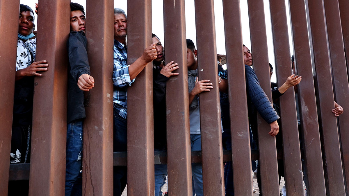 Einwanderer klammern sich an die Grenze