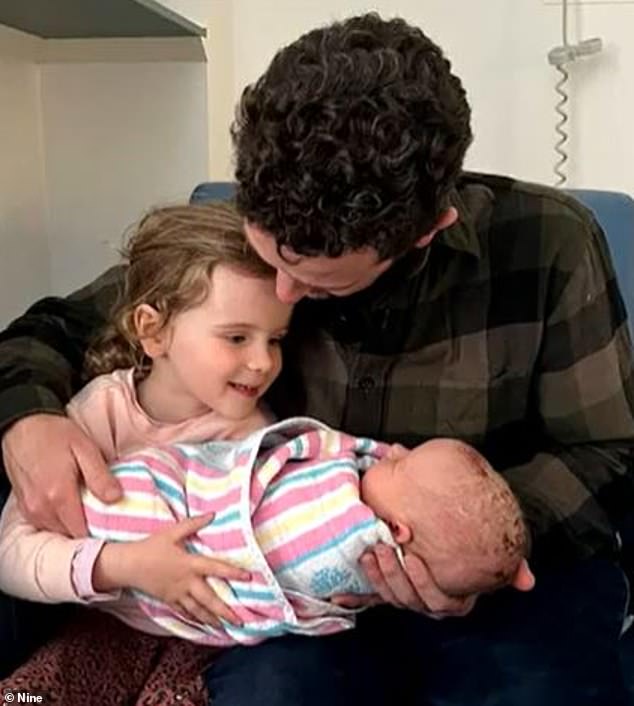 Greg (im Bild mit seinen beiden Töchtern) war schockiert über die Geldstrafe, als er im Kreißsaal des Krankenhauses bei der Geburt von Baby Hazel war