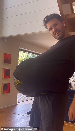 Während der Schwangerschaft seiner Frau schnallte sich Joel einen großen Medizinball um die Hüfte, um zu versuchen, einen Tag im Leben seiner damals hochschwangeren Partnerin zu leben