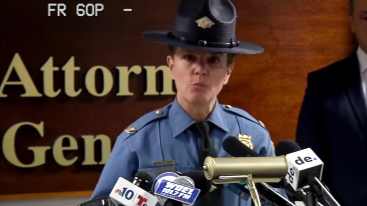 Oberst Melissa Zebley von der Staatspolizei von Delaware spricht nach den Anklagen gegen State Trooper Dempsey Walters vor den Medien