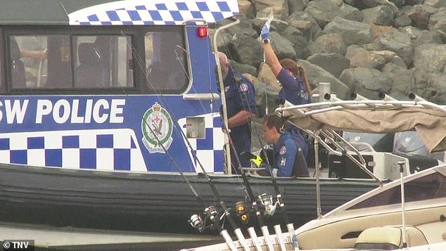 Beamte zogen am frühen Samstagmorgen in Botany Bay im Südosten Sydneys zwei Männer aus dem Wasser (im Bild: Rettungskräfte vor Ort)