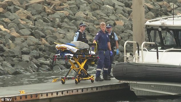 Der zweite Mann wurde aus dem Wasser gezogen und von Sanitätern des NSW Ambulance in stabilem Zustand ins Krankenhaus gebracht (im Bild: Rettungskräfte vor Ort).
