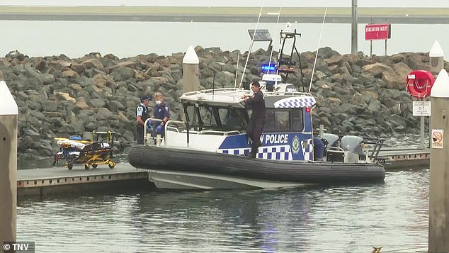Ein Mann starb und ein anderer wurde ins Krankenhaus eingeliefert, nachdem sein Boot einen Wal traf und vor der Küste Sydneys überschlug (im Bild: Wasserpolizei und Sanitäter vor Ort).
