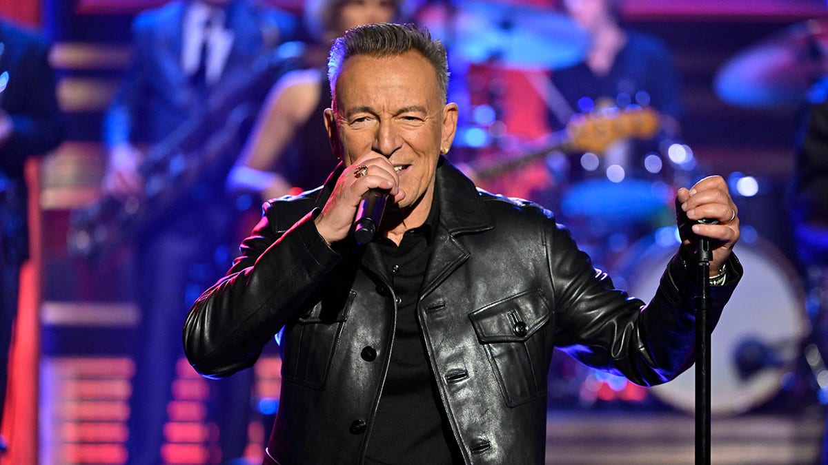 Bruce Springsteen mit einem Mikrofon
