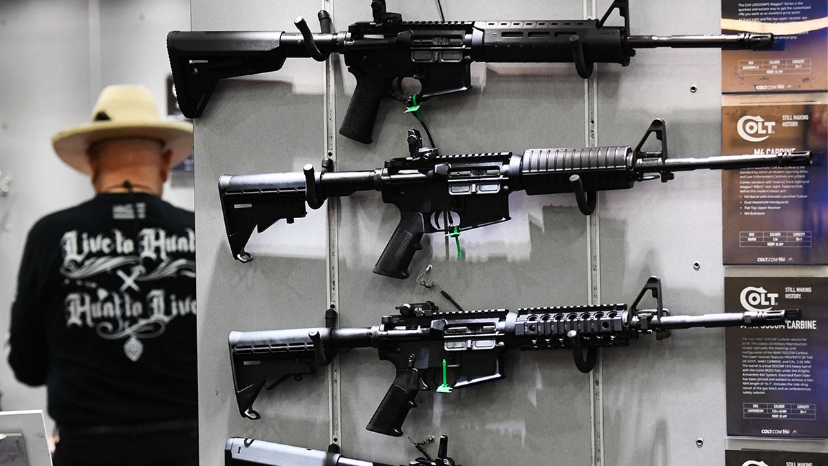 Colt M4 Carbine und Gewehre im AR-15-Stil an der Wand ausgestellt