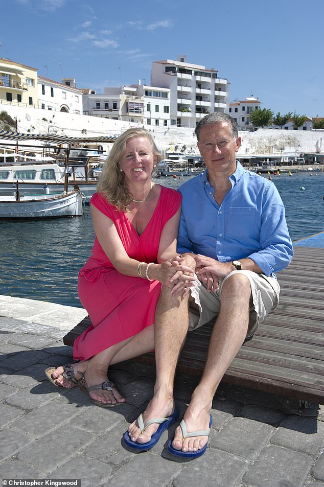 Joanna und ihr Mann Gary, abgebildet im Urlaub auf Menorca, halten nichts für selbstverständlich und genießen die Zeit, in der ihre Töchter bei ihnen sind