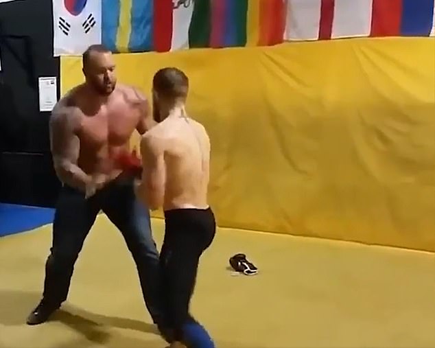 Björnsson kämpfte 2015 mit MMA-Star Conor McGregor und erschien in schwarzen Schuhen und Jeans