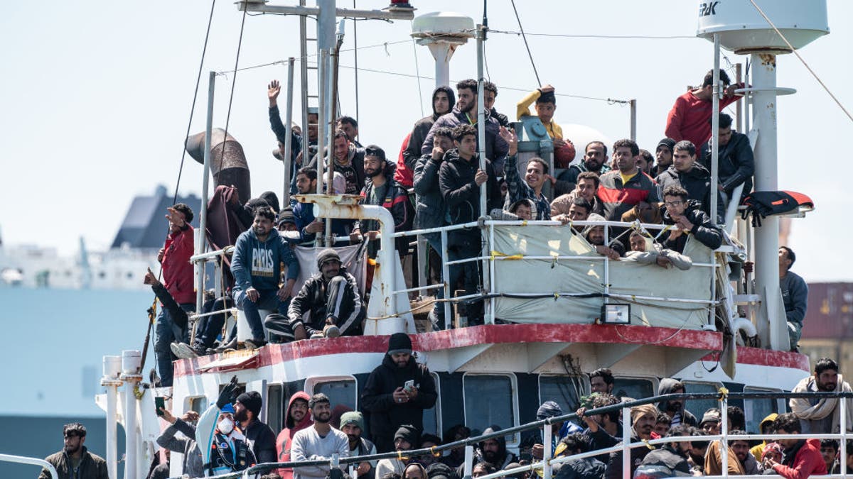 Migranten an Bord eines Bootes