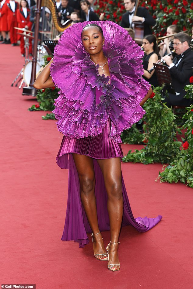 Wow!  AJ Odudu sorgte dafür, dass alle Augen auf sie gerichtet waren, als sie am Donnerstag den roten Teppich in der Vogue World im Londoner Theatre Royal Drury Lane stürmte