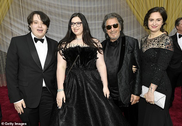 Der Star „Der Duft einer Frau“ wurde 2020 mit seinen drei Kindern, den Zwillingen Anton und Olivia, 22, und Tochter Julie, 33, bei den Oscars in LA abgebildet