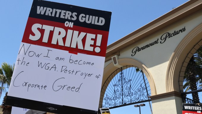 LOS ANGELES – 3. AUGUST: Am 3. August 2023 in Los Angeles, Kalifornien, ist in den Paramount Studios in Los Angeles, Kalifornien, eine Beschilderung zu sehen, die von Mitgliedern und Unterstützern von SAG-AFTRA und WGA verwendet wird, während sie die Streikposten entlanggehen.  Mitglieder von SAG-AFTRA und WGA (Writers Guild of America) sind beide in ihrem ersten gemeinsamen Streik gegen die Studios seit 1960 zurückgetreten. Der Streik hat im dritten Monat ihres Streiks gegen Hollywood einen Großteil der Hollywood-Produktionen mit Autoren eingestellt Studios.  (Foto von David Livingston/Getty Images)