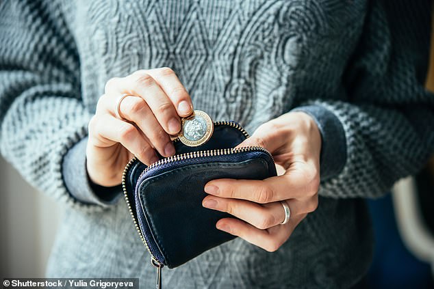 Nach Angaben des Branchenverbands UK Finance verließen sich in der Krise der Lebenshaltungskosten immer mehr Menschen auf Banknoten und Münzen, um ihr Budget zu finanzieren.