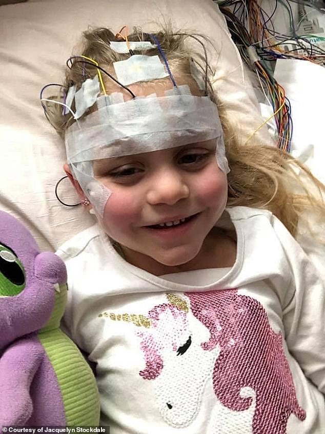 Isla ist oben im Krankenhaus während eines Elektroenzephalogramms (EEG) abgebildet – einem Test, der die elektrische Aktivität im Gehirn mithilfe kleiner Metallscheiben misst, die an der Kopfhaut befestigt werden.  Dies geschah, um ihre Epilepsie aufzuspüren, die auch ein Symptom der Batten-Krankheit ist