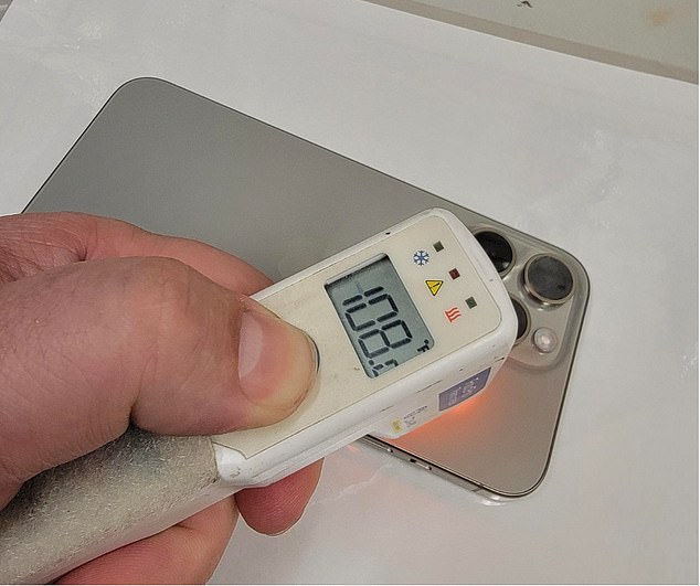 Ein Reddit-Benutzer hat ein Bild seines silbernen iPhone 15 Pro gepostet, während er die Temperatur auf der Rückseite des Geräts überprüfte