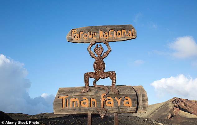Die vulkanische Vergangenheit der Insel kann im Timanfaya-Nationalpark besichtigt werden, der nach einem der Dörfer benannt ist, das 1730 durch den heftigen Ausbruch der Montanas del Fuego (Feuerberge) begraben wurde