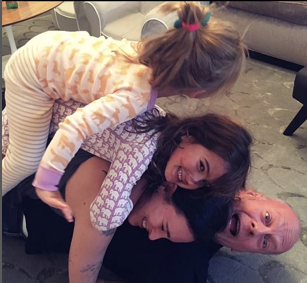 Begeisterter Vater: Bruce im Bild mit drei seiner Töchter, darunter die beiden, die er mit Emma teilt
