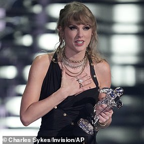 Taylor Swift wurde für ihren Song „Anti-Hero“, bei dem sie Regie führte, zum Video des Jahres gekürt