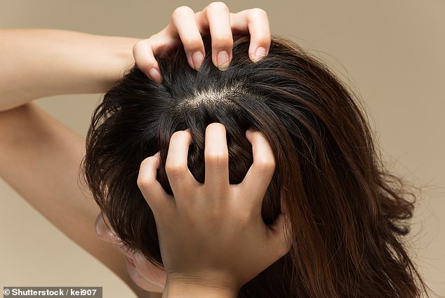 Der heutige Leser fragt DR. ELLIE CANNON, ob HRT ihrer Tochter in den Wechseljahren bei ihrem problematischen Haarausfall helfen kann