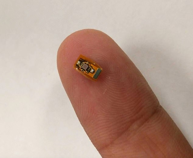 Wissenschaftler der Purdue University haben einen winzigen Gehirnchip entwickelt, der kleiner als ein Cent ist und Daten erfasst und an ein tragbares Gerät in Form von Kopfhörern überträgt, das als Empfänger fungiert