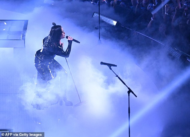 Kein böses Blut übrig: Demi Lovato und Taylor Swift haben endlich den Streitgerüchten ein Ende gesetzt, als sie sich während und nach den MTV Music Video Awards ihre Liebe zeigten;  am Dienstag gesehen