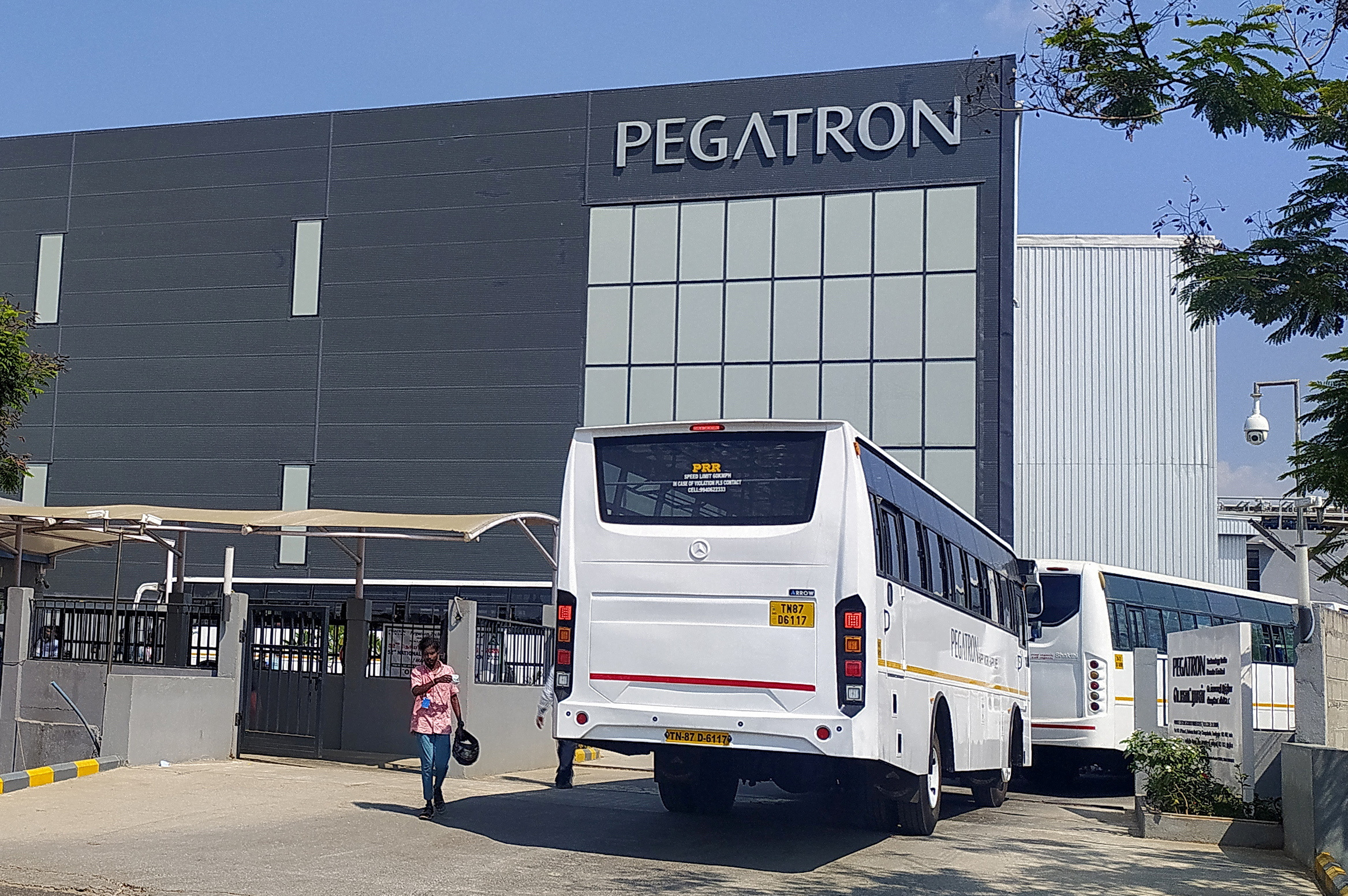 Mitarbeiterbusse fahren in das Pegatron-Werk in der Nähe von Chennai ein