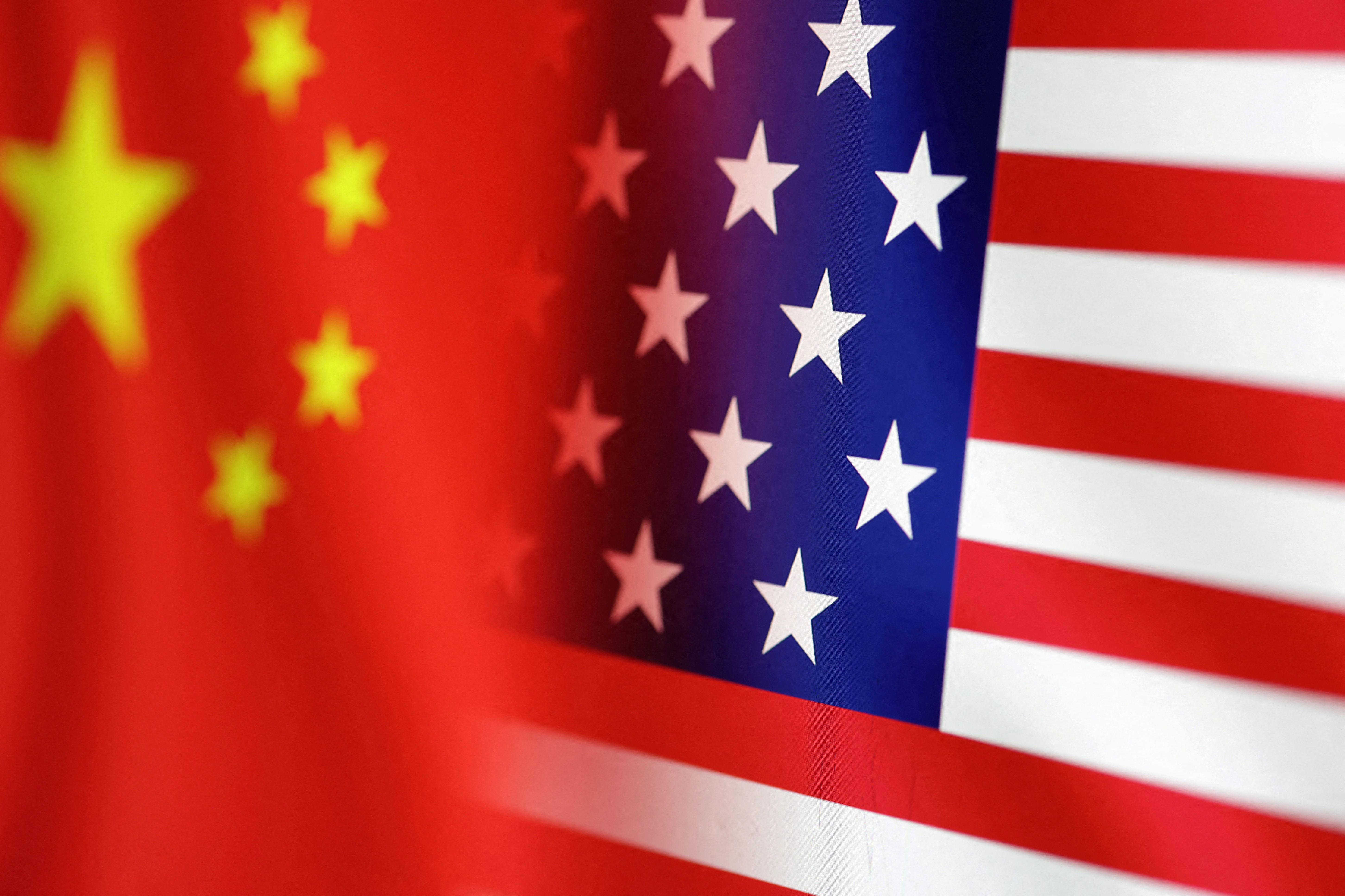 Die Abbildung zeigt US-amerikanische und chinesische Flaggen