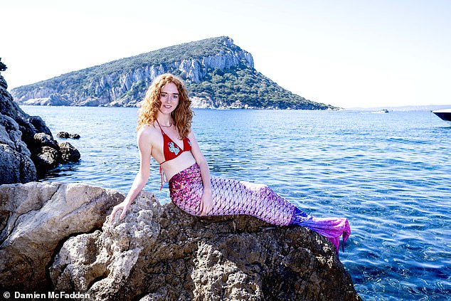 Für Furore sorgen: Olivia Dean genießt das „Meerjungfrauen-Erlebnis“, das das Hotel Abi d'Oru auf Sardinien bietet