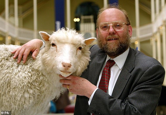 „Ein Titan der wissenschaftlichen Welt“: Professor Sir Ian Wilmut, der Wissenschaftler, der das Team leitete, das das Schaf Dolly geklont hat, ist im Alter von 79 Jahren gestorben. Er ist 1997 mit Dolly abgebildet