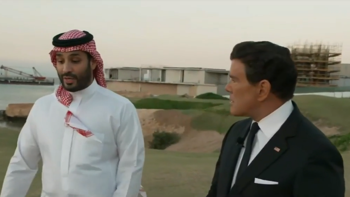 Mohammed bin Salman geht während eines Interviews mit Bret Baier von Fox News spazieren