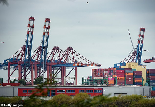 Einbruch: Schiffscontainer warten auf den Transit im Hamburger Hafen, Deutschland.  Nach Angaben des Statistischen Bundesamtes gingen die Exporte im Juli um 0,9 % zurück, da die weltweite Nachfrage weiterhin nachließ