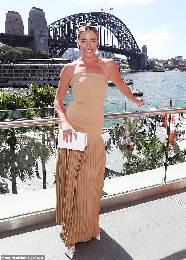 Die Bachelor-Absolventin Holly Kingston ließ einen Ring aufblitzen, als sie am Donnerstag in Sydney an der Veranstaltung „Bloom at Quay“ teilnahm, nachdem sie Jimmy Nicholson in einer intimen Hochzeitszeremonie geheiratet hatte