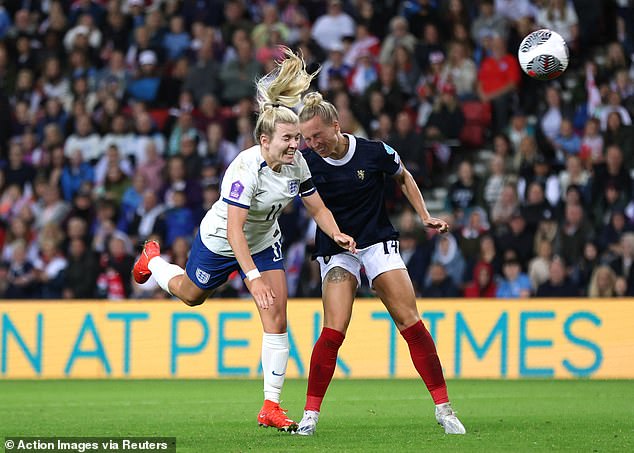 Lauren Hemp verdoppelte Englands Führung mit einem weiteren Kopfball nach 45 Minuten in einer komfortablen Halbzeit für England