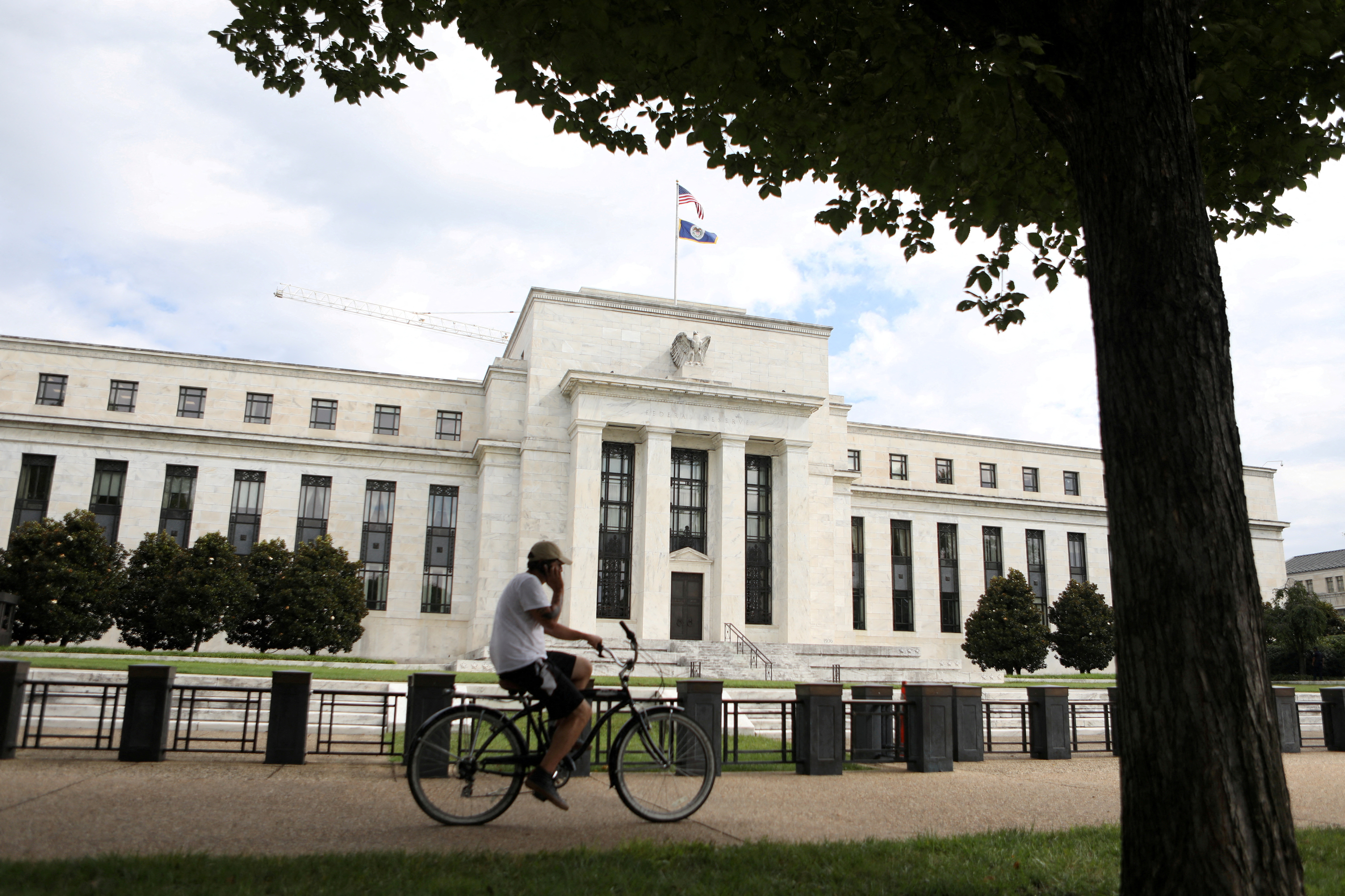 Ein Radfahrer fährt am Federal Reserve-Gebäude in Washington, D.C. vorbei