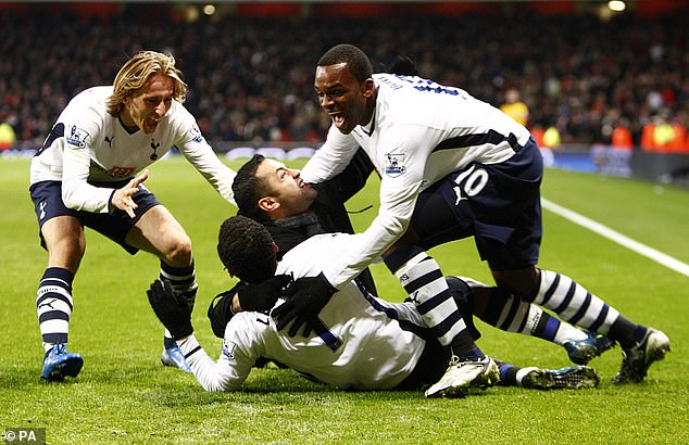 Die Spieler von Tottenham feiern, nachdem sie im Oktober 2008 ein 4:4-Unentschieden gegen Arsenal gerettet haben