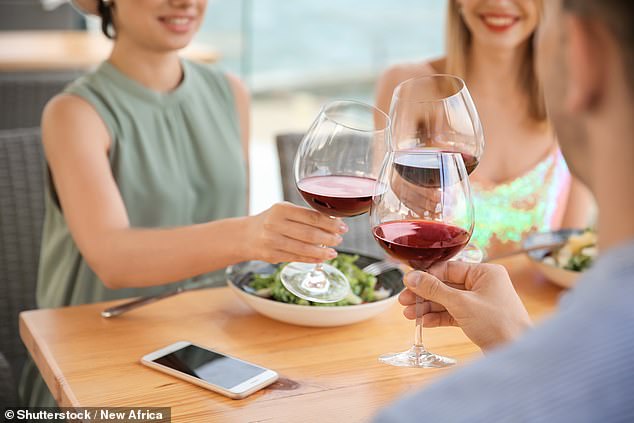 Experten befürchten, dass die „Wein-Uhr“-Kultur in Großbritannien Teil eines alarmierenden Trends ist, der dazu geführt hat, dass sich die Zahl der Todesfälle aufgrund chronischer Lebererkrankungen seit den 1970er Jahren verfünffacht hat (Archivbild)