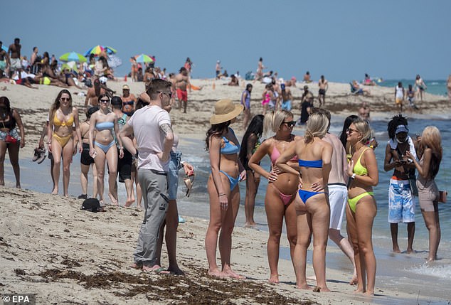 Strandbesucher werden an diesem Labor Day-Wochenende zur Vorsicht aufgefordert, da die Gefahr besteht, sich mit Vibrio vulnificus, einer potenziell tödlichen fleischfressenden Infektion, anzustecken.  (Im Bild: Einheimische in Miami Beach, Florida, im März 2021)