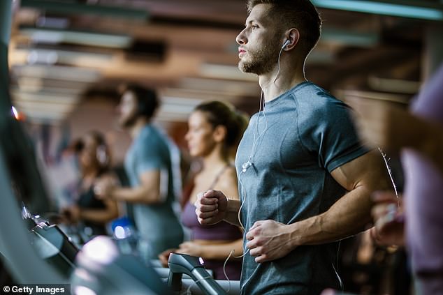 Das Laufen auf dem Laufband ist eine beliebte Cardio-Aktivität im Fitnessstudio.  Wer kein Fan des Laufbands ist, kann aber auch Dinge wie Treppensteigen, Radfahren und Rudern unternehmen