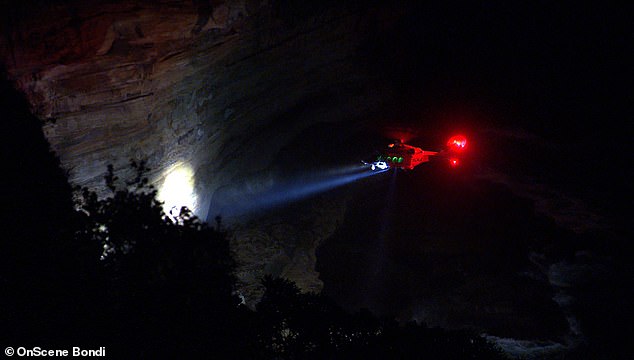 Polizisten und Rettungskräfte trafen im Raleigh-Reservat ein, nachdem sie von Einheimischen kontaktiert worden waren, die sein brennendes Auto am Fuße einer 70 Meter hohen Klippe fanden (Bild).