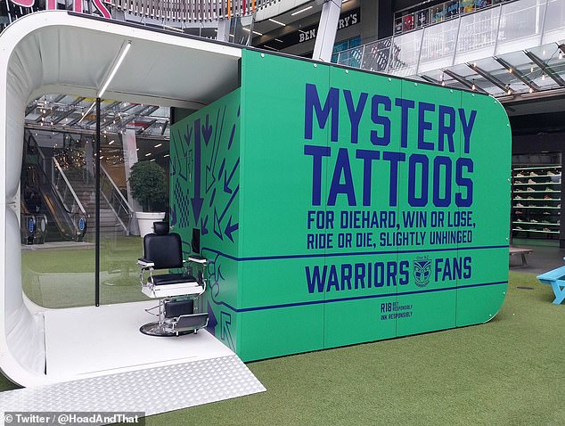 Das Pop-up-Tattoo-Studio gab Warriors-Fans die Möglichkeit, sich vor dem NRL-Finale ein kostenloses und dauerhaftes Design auf den Arm zu kleben